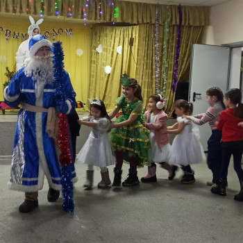 Конкурсно — игровая программа «Сюрпризы под новогодней елкой»